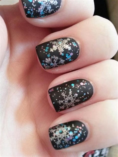 20 Pretty Christmas Nail Art Ideas And Designs 2017