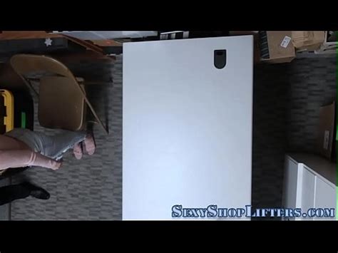 Real delincuente chupa la polla de los policías del centro comercial XVIDEOS