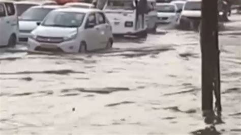 Waterlogging And Traffic Jams Heavy Rains Wreak Havoc In Delhi Ncr India Today