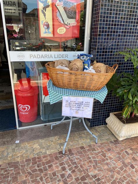 Dono de padaria coloca mesa em calçada e doa pães para quem não pode