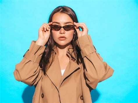 Portrait De Beau Caucasien Brunette Femme Mod Le Dans Brun Pardessus Et Sunglasses