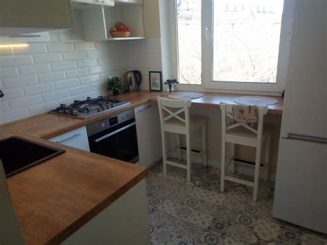 Дизайн кухни в хрущевке со столом-подоконником в качестве обеденной ...