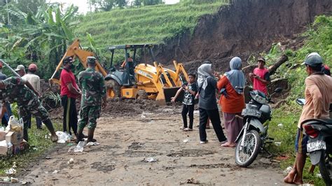 Percepat Pembersihan Tanah Longsor Bpbd Blitar Datangkan Alat Berat