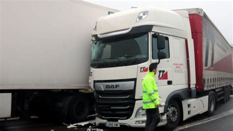 Accident Entre Un Cotxe I Dos Camions A L N A L Arbo