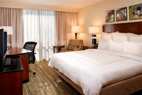 Charleston, WV Hotel Rooms and Suites | Charleston Marriott Town Center