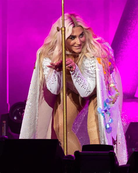 Kesha Performs - Concert in Noblesville 07/19/2018 • CelebMafia