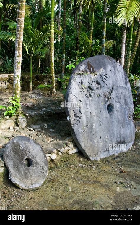 Stone money currency yap island hi-res stock photography and images - Alamy