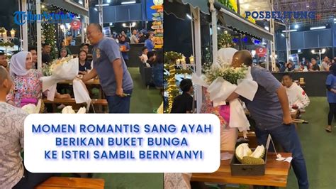 MOMEN ROMANTIS Sang Ayah Berikan Buket Bunga Ke Istri Sambil Bernyanyi