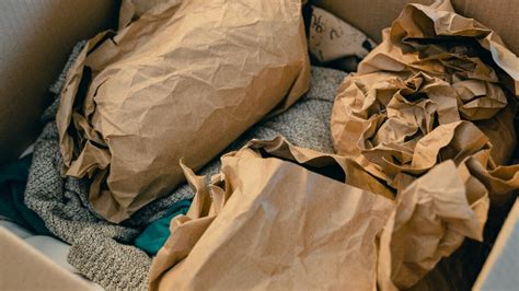 В СССР все упаковывали в бумагу (и колбасу, и торт, и несли все в ...