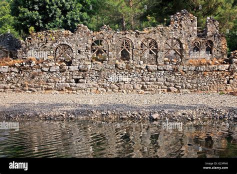 Ruinas de antiguos baños públicos en el sitio arqueológico de Olympos