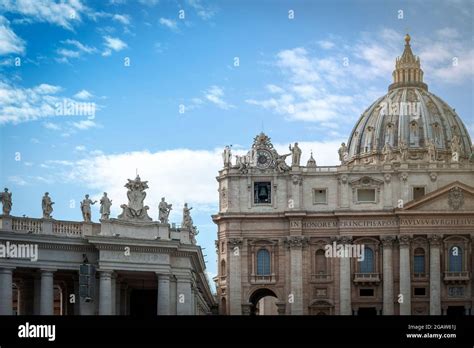 Facciata E Cupola Della Basilica Papale Di San Pietro In Vaticano