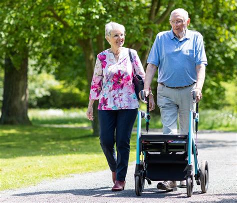 Rollator Und Rollstuhl In Einem Ausgehen Mit Dem Rollz Motion