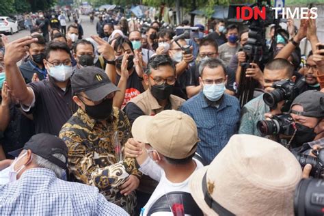 Novel Baswedan Cs Lepas Tanda Pengenal Resmi Tinggalkan Kpk