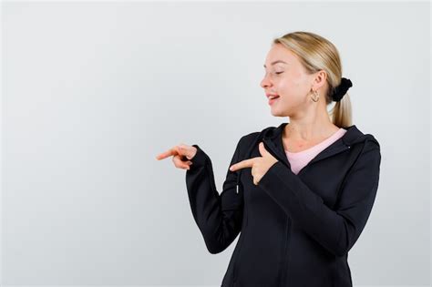 Jeune Femme Blonde Dans Une Veste Noire Photo Gratuite