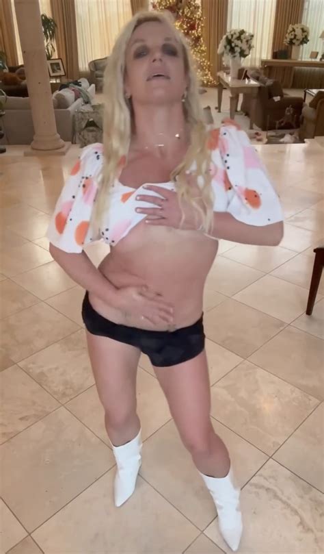 Britney Spears Goes Completely Naked And Reveals Bare Butt At The Beach After Ripping Ex Justin