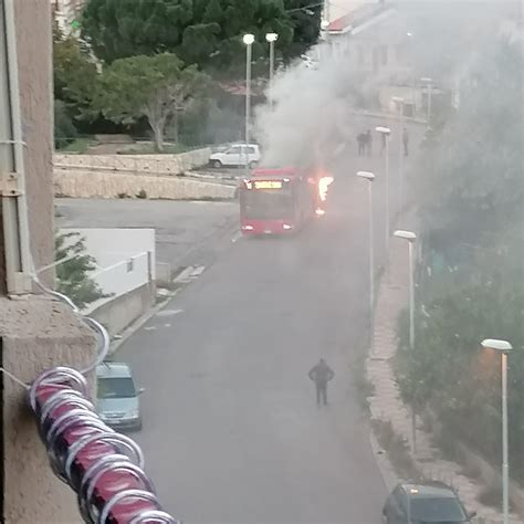 Messina In Fiamme Bus Dell Atm A Giampilieri Le Drammatiche Immagini