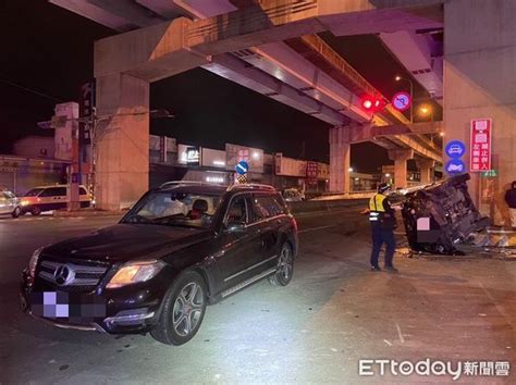 三寶賓士車「違規大迴轉」！害直行車撞爛翻覆 駕駛卡車內昏迷 Ettoday社會新聞 Ettoday新聞雲