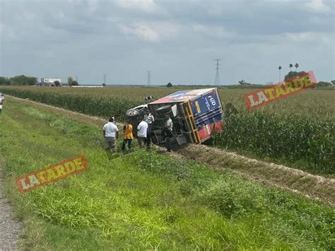 Auto Le Cierra El Paso Y Vuelca Camioneta