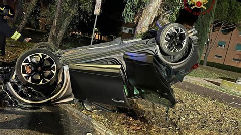 Incidente In Citt Si Schianta Contro Un Albero E Si Ribalta Con L