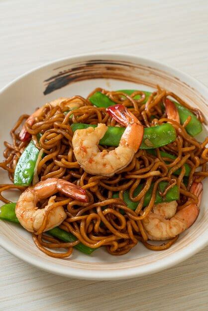 Premium Photo Stir Fried Yakisoba Noodles With Green Peas And Shrimps