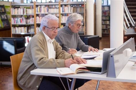 Vista Lateral De Hombres Mayores Que Estudian Activamente Dos Hombres