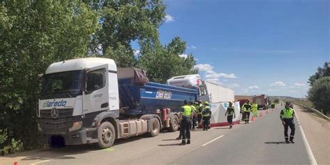 Un Fallecido Tras La Colisi N De Dos Camiones Articulados En Monz N