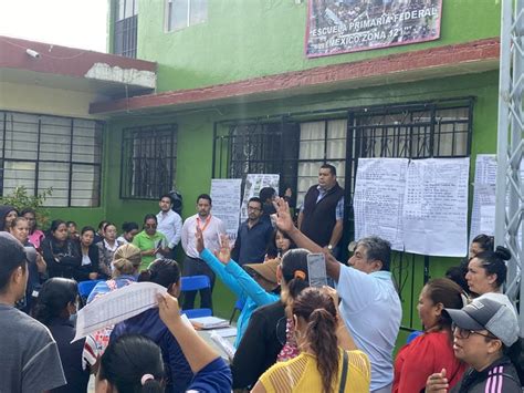 Padres de familia de la primaria México exigen la destitución de la