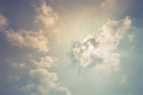 Cielo Y Nubes Hermosos Fondo Relajante Del Cielo Con Luz Del Sol Suave