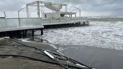 Ostia La Furia Del Mare Travolge Gli Stabilimenti Balneari Danni