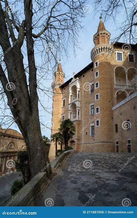 Fachada Del Palacio Ducal De Urbino Italy Foto De Archivo Editorial