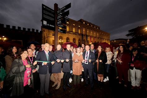 Inaugurato In Piazza Bra Il Totem Simbolo Dell Unione Delle Great Wine