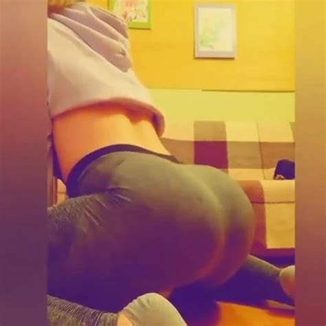 Girl Twerks Perfect Ass XHamster