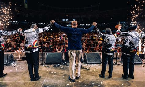 Oscar D León y La Dimensión Latina pusieron la clave y el sabor con su show en La Guaira
