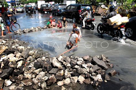 PIPA PDAM PECAH ANTARA Foto