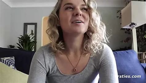 Ersties Melli reitet auf ihrem großen Dildo zum Höhepunkt xHamster