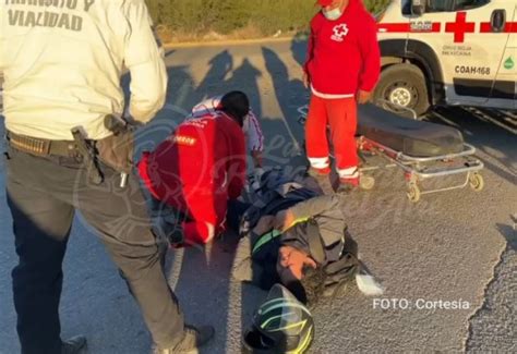 Conductor cierra el paso a motociclista al esquivar a otro vehículo en