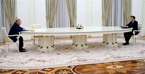 The Italian Artisans Behind Putins Huge Table Are Glowing In The