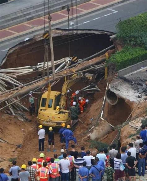 又塌了！鄭州路面凌晨塌陷 兩車掉坑中 每日頭條