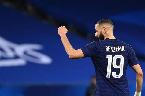 VidÉo Karim Benzema Présente Son Ballon Dor à La Mi Temps Dol Nice