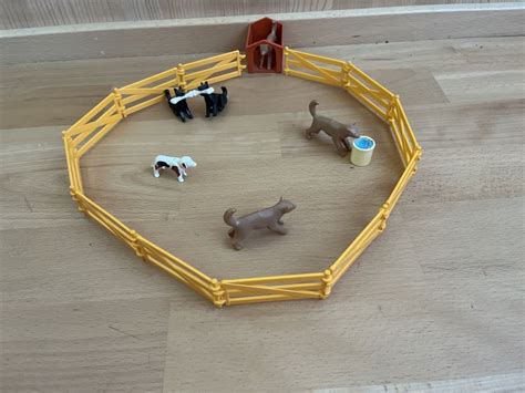 Playmobil Zaun Mit Hundehäuschen Und Hunde Mit Knochen Kaufen Auf Ricardo