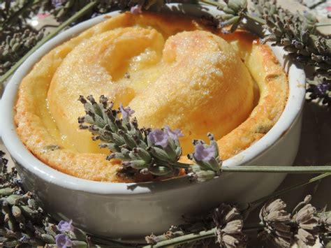 Clafoutis aux pèches plates et à la lavande recette ultra rapide