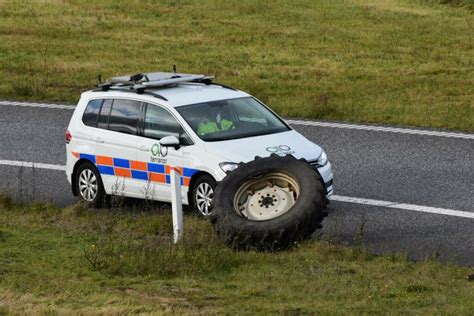 Traktor Og Bil St Dt Sammen Motorvejen Er Helt Sp Rret