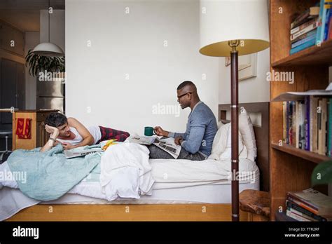 Couple gay au lit homme Banque de photographies et dimages à haute résolution Alamy