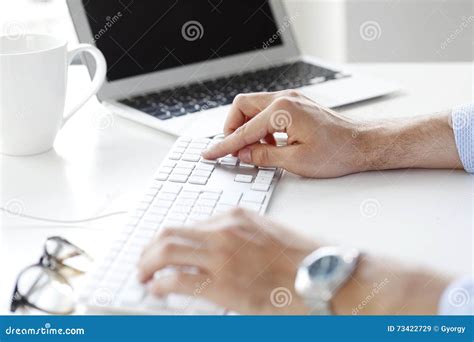 Dactilografia No Teclado Imagem De Stock Imagem De Assinar 73422729