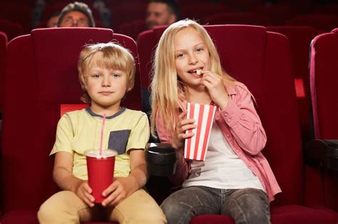 Retrato De Vista Frontal De Dos Niños Lindos Viendo Películas En El