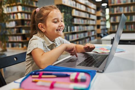 Laptopy dla uczniów klas IV bony na 2500 zł dla nauczycieli Od kiedy