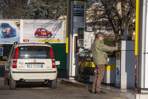 Benzina Il Prezzo Resta Scontato Di Centesimi Fino Al Agosto