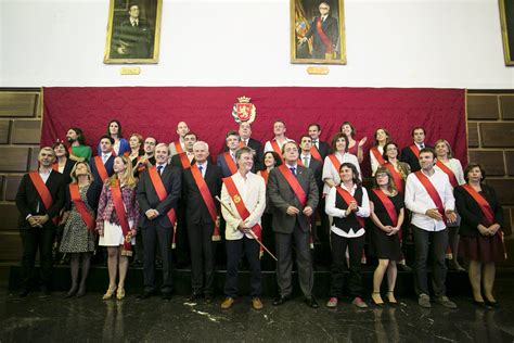 El Ayuntamiento Licita Por Las Insignias Y Bandas De Los