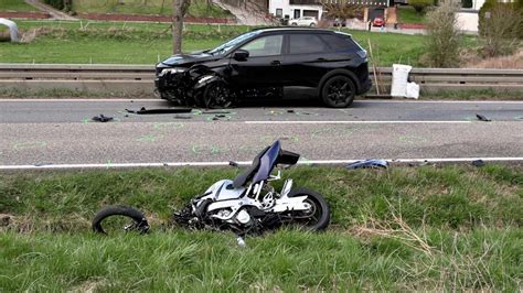 Horror Unfall Motorradfahrerin 36 Nach Frontalcrash In Lebensgefahr