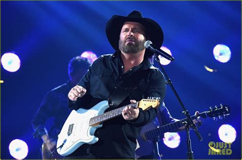 Garth Brooks Calls Off Remaining 2021 Stadium Tour Dates Find Out Why